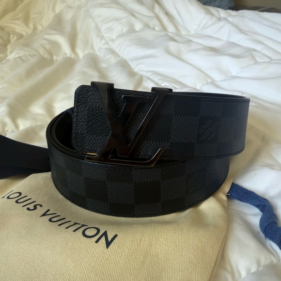 Louis Vuitton Gray Bag with Iconic Design - Picture 7 of 8